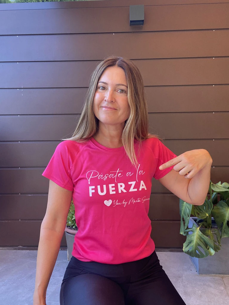 Marta Serrano, health coach y doctora en nutrición especializada en salud hormonal femenina, en su espacio de trabajo