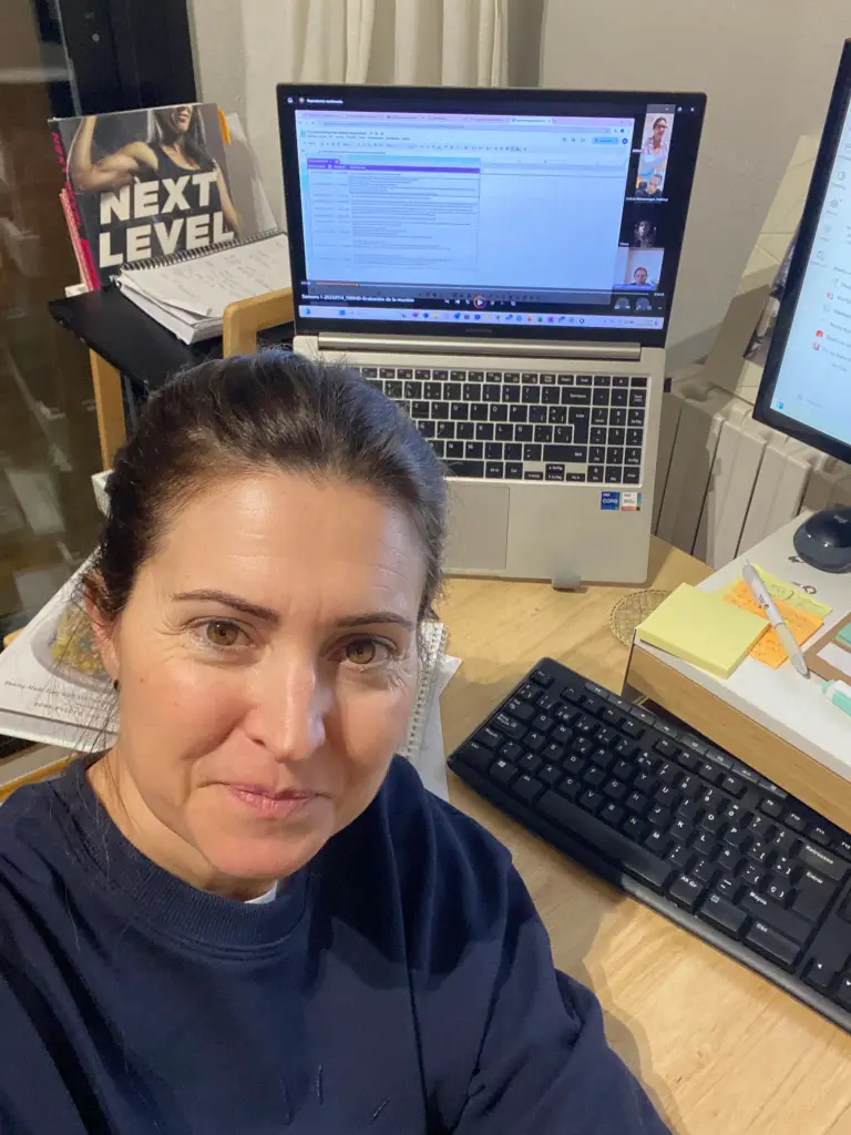 Marta Serrano impartiendo una sesión online en directo para el programa de bienestar corporativo