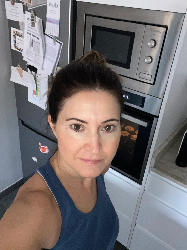 Marta Serrano en su cocina, aplicando su formación en Tecnología de Alimentos a la vida diaria